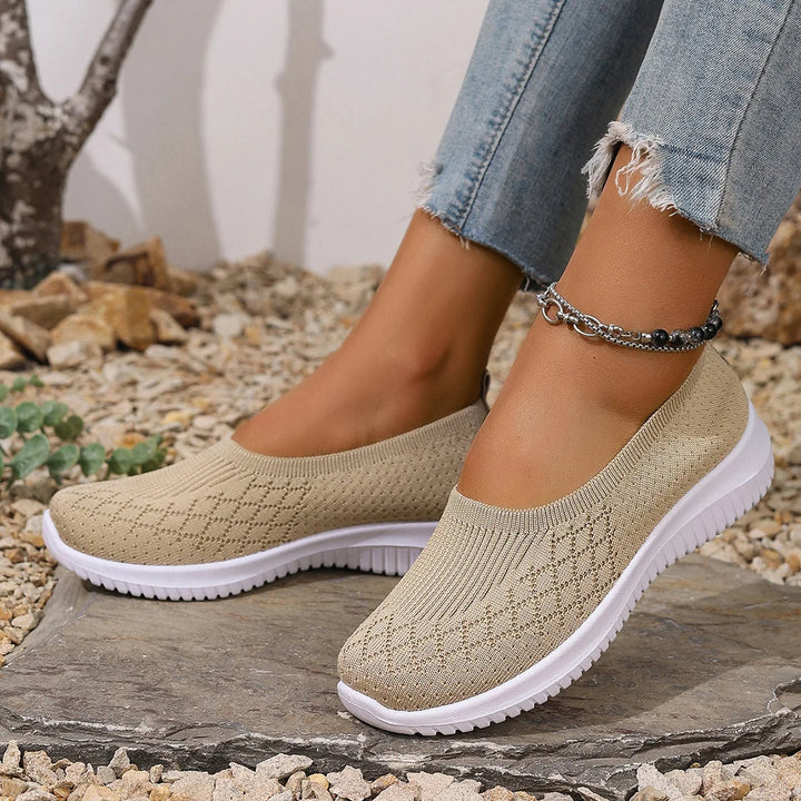 Slip-on damesko med anti-skrid sål og åndbart materiale, perfekte som komfortsko til sommer og hverdag.