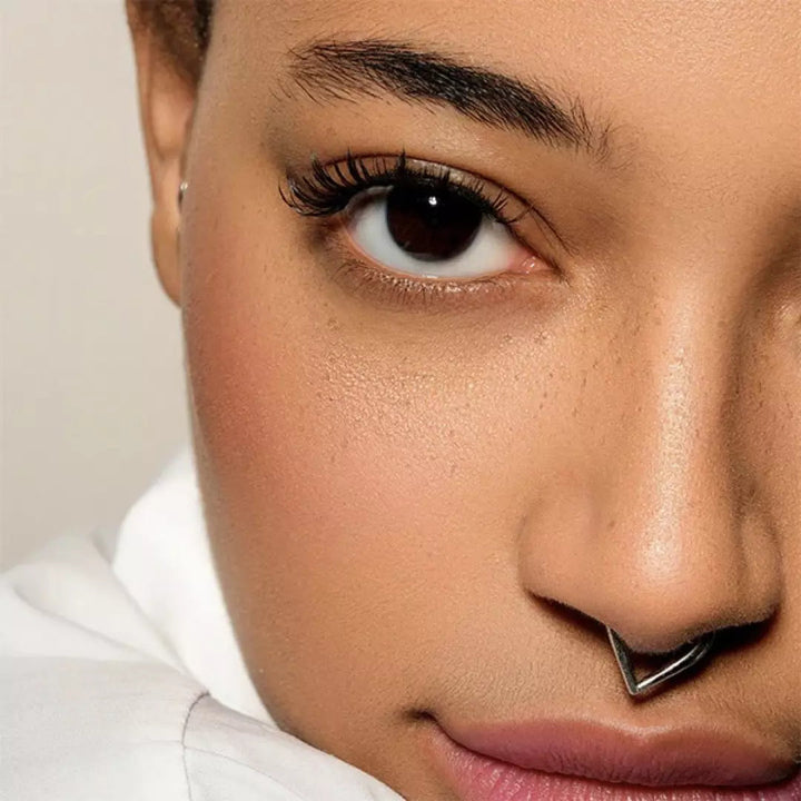 Nemme, limfri magnetiske vipper til kvinder. Hurtig påføring for et glamourøst, naturligt look.