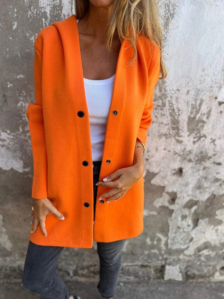 Moderne dame hættecardigan, strikket og med en stilfuld knapfront.