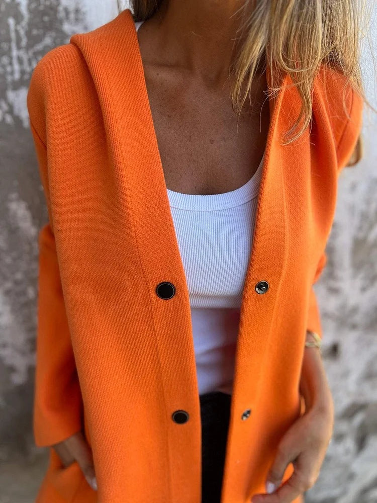 Blød og varm strikket hættecardigan for kvinder, med fine knapper og stil.