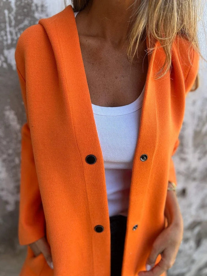 Blød og varm strikket hættecardigan for kvinder, med fine knapper og stil.