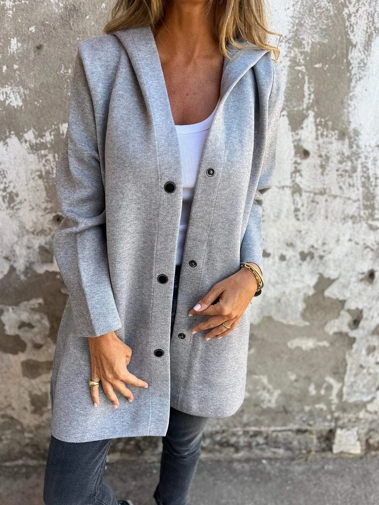 Modebevidst kvindecardigan i strik med hætte og knapper, langærmet design.
