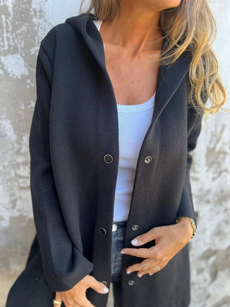 Varm strikket hættecardigan for kvinder, med praktiske knapper og komfort.