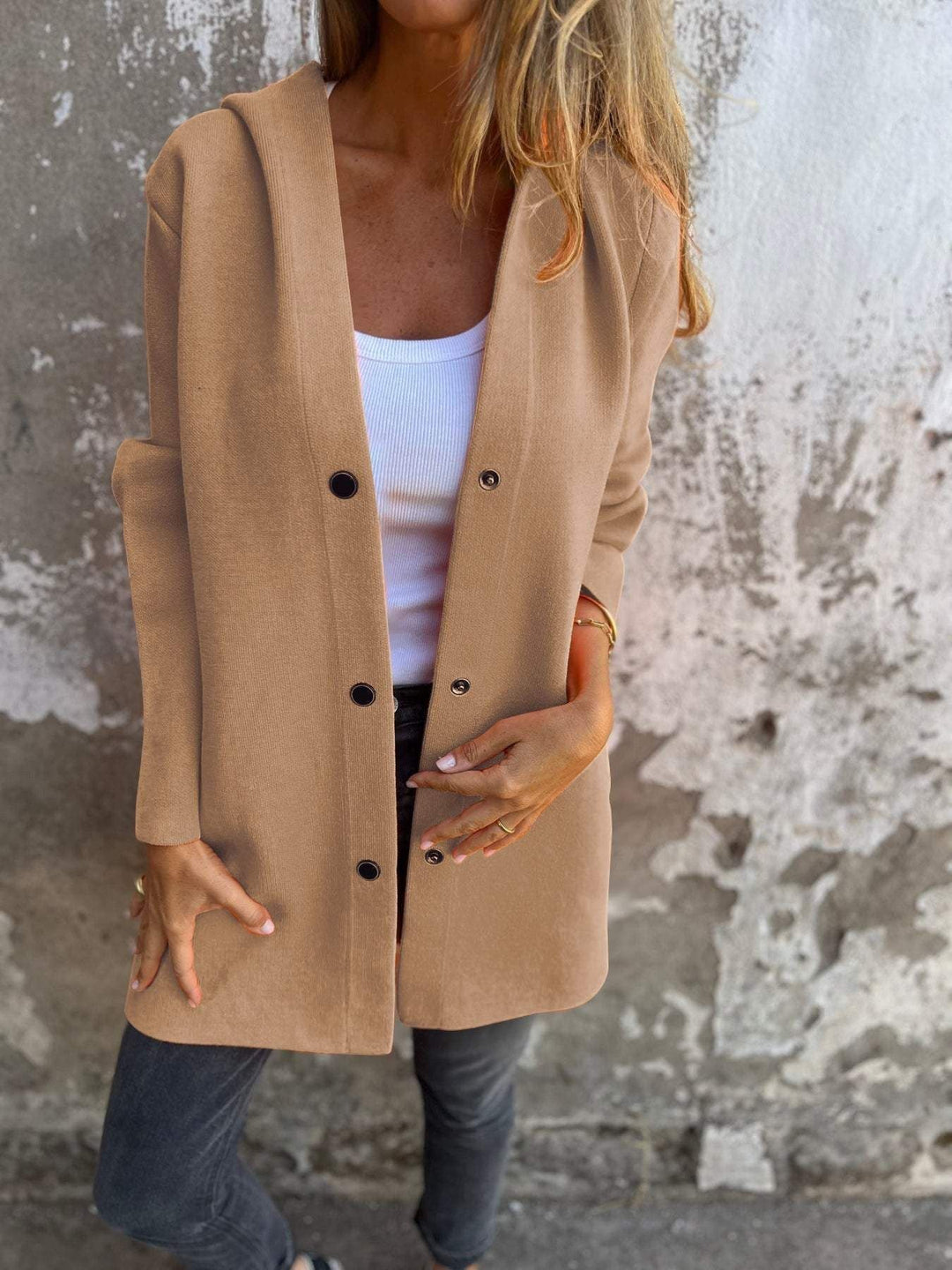 Elegant dame hættecardigan, strikket og med en række knapper.