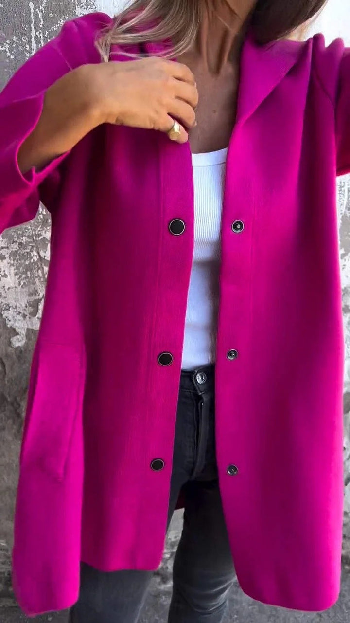 Stilfuld kvinders overtøj: strikket cardigan med hætte og funktionelle knapper.