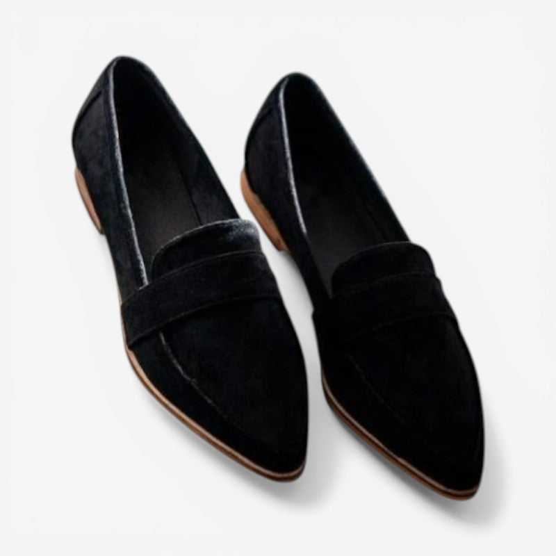 Kvinder slip-on sko med spids tå og dekorativ rem. Elegant og stilfuldt damefodtøj.