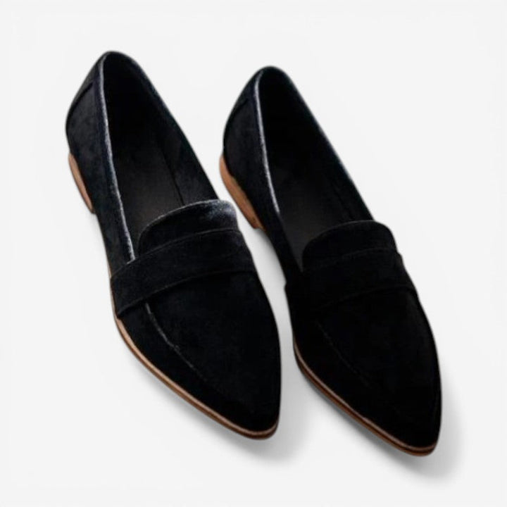 Kvinder slip-on sko med spids tå og dekorativ rem. Elegant og stilfuldt damefodtøj.