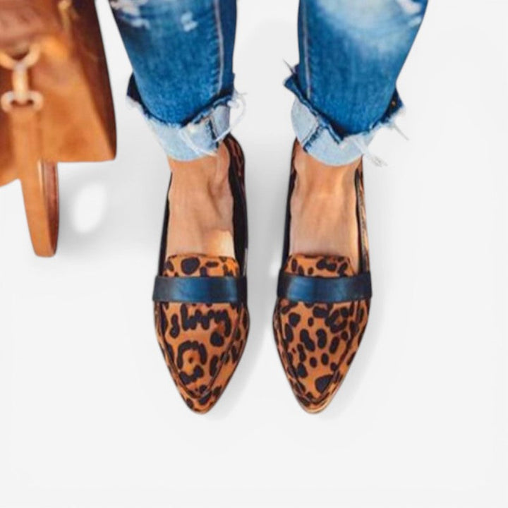 Stilfulde kvinder slip-on sko til formel eller afslappet brug. Spids tå & dekorativ rem for mode.
