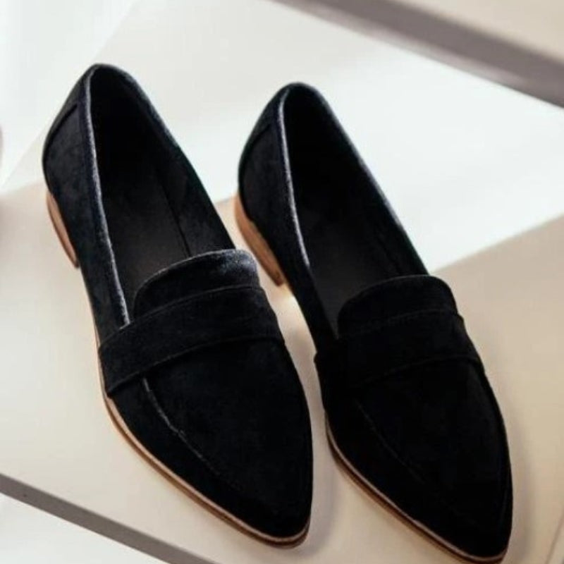 Moderne kvinder slip-on sko. Spids tå & dekorativ rem for et elegant look. Komfortabelt og stilfuldt damefodtøj.