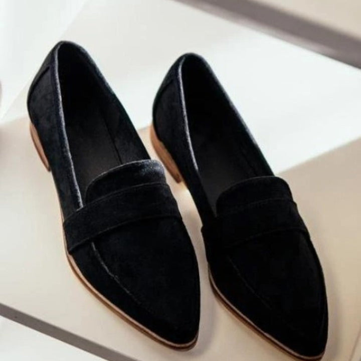 Moderne kvinder slip-on sko. Spids tå & dekorativ rem for et elegant look. Komfortabelt og stilfuldt damefodtøj.