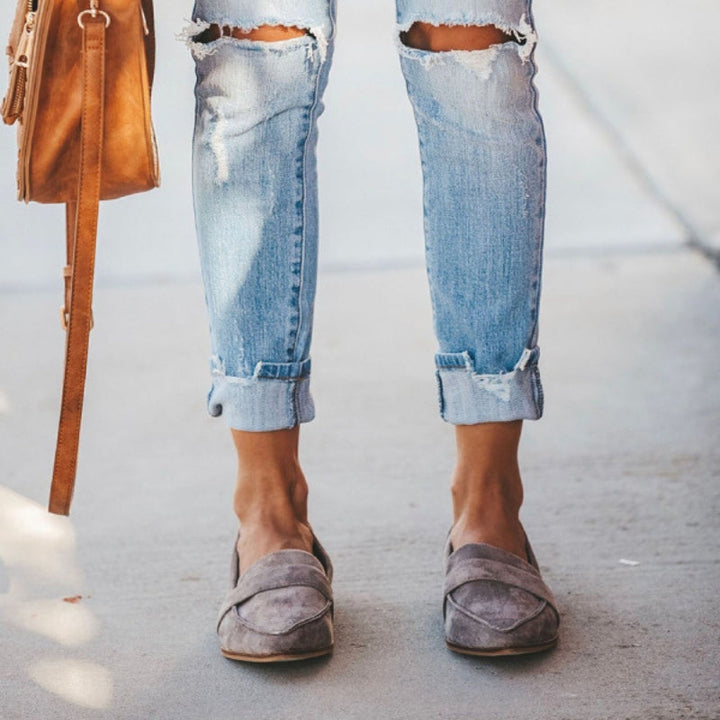 Elegant slip-on sko til kvinder. Spids tå & dekorativ rem. Stilfuldt og komfortabelt fodtøj til både formel & casual.