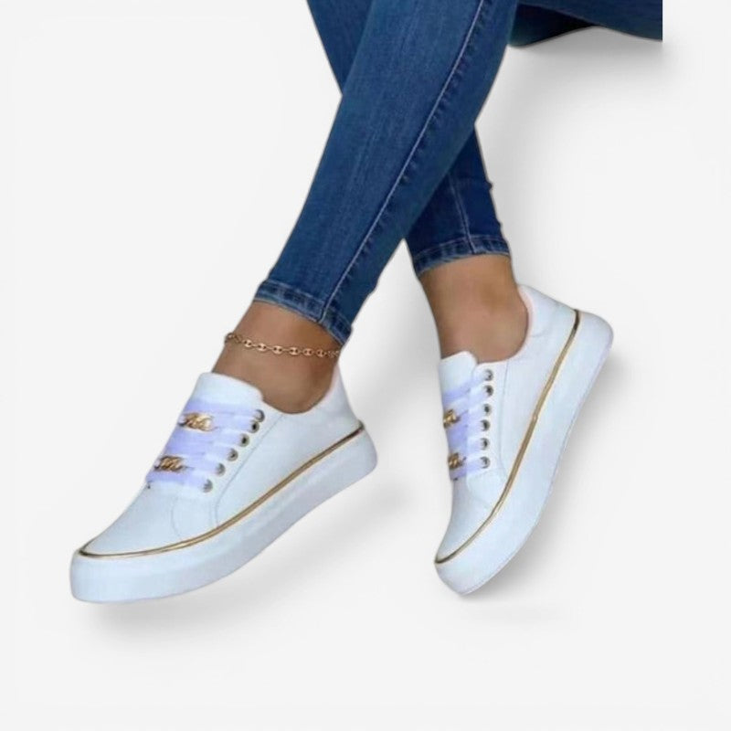 Stilfulde dame sneakers med justerbare snørebånd, flad sål & rund tå. Komfortable hverdagssko til kvinder.