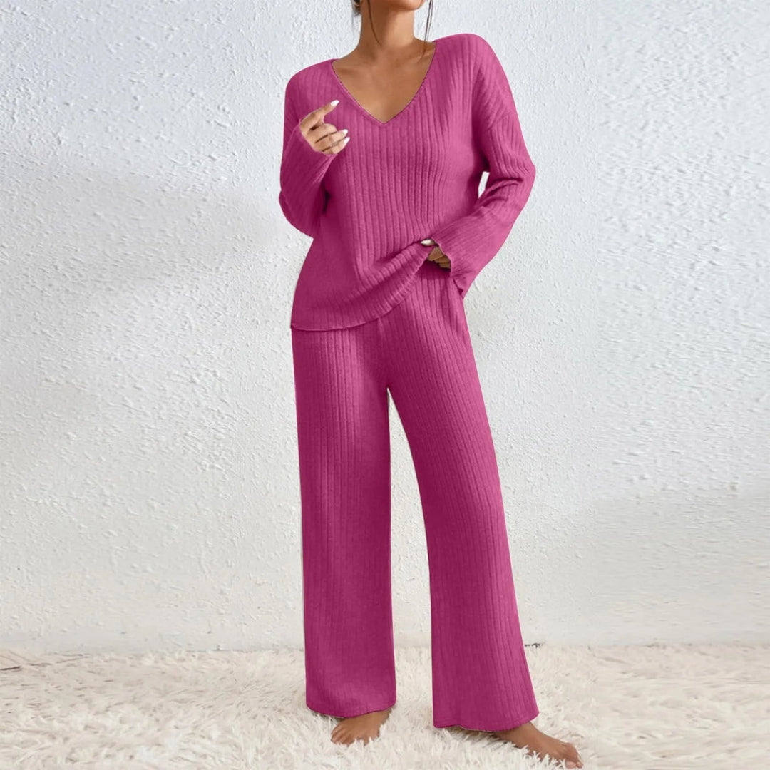Kvinde slapper af i et blødt strikket todelt loungewear sæt, hverdagsstil.