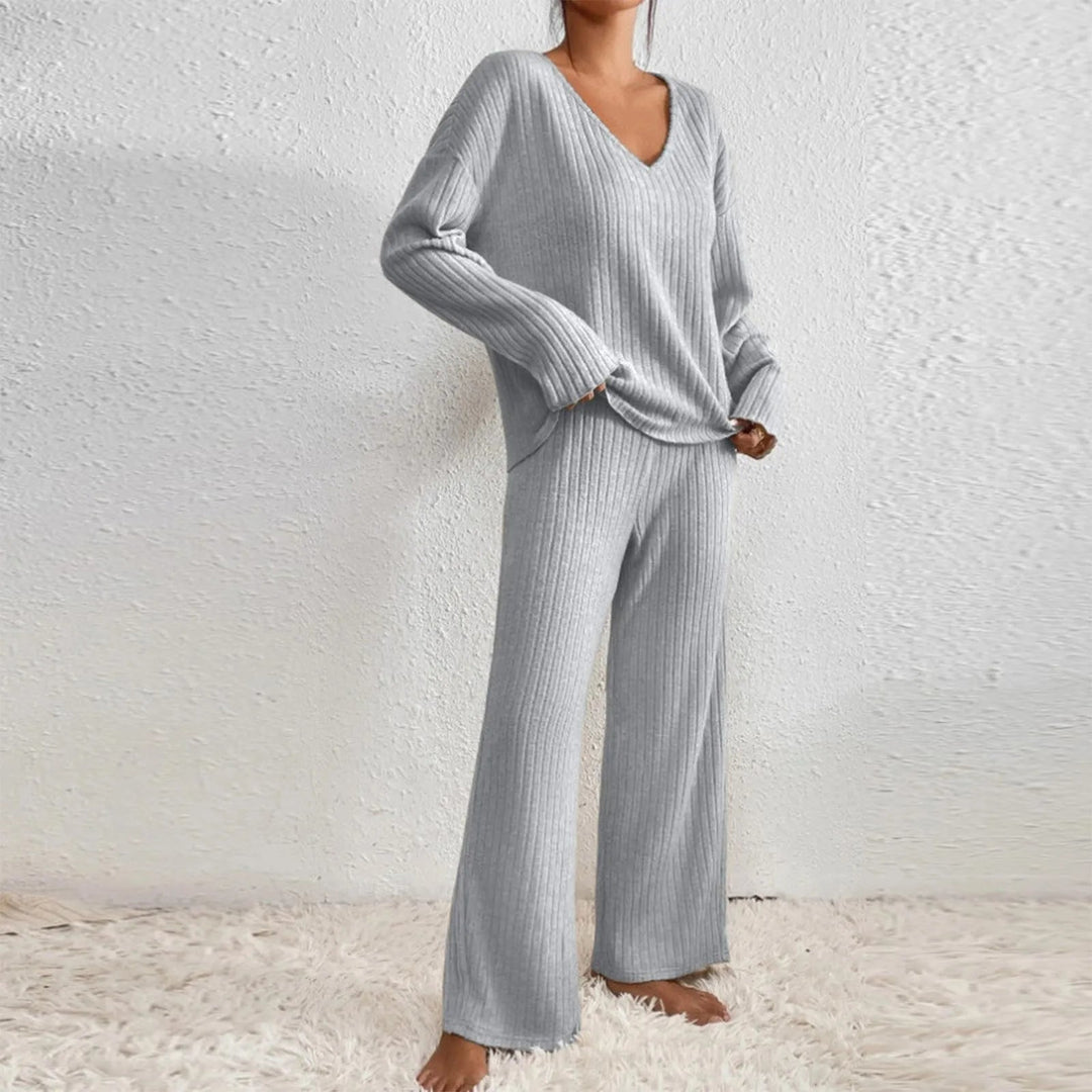 Afslappet strikket buksesæt med v-hals for kvinder, ideelt som komfortabelt loungewear.