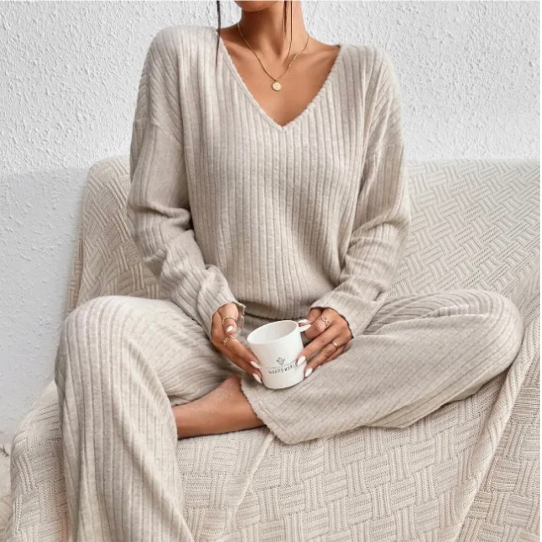 Komfortabelt strikket loungewear sæt til kvinder; perfekt afslappet tøj og hverdagsstil.