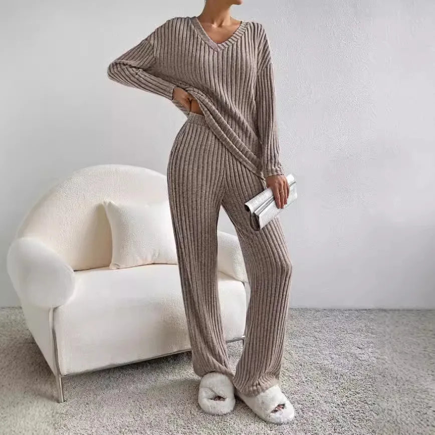 Nyd komforten i dette todelte strikkede sæt til kvinder; ideelt til loungewear.