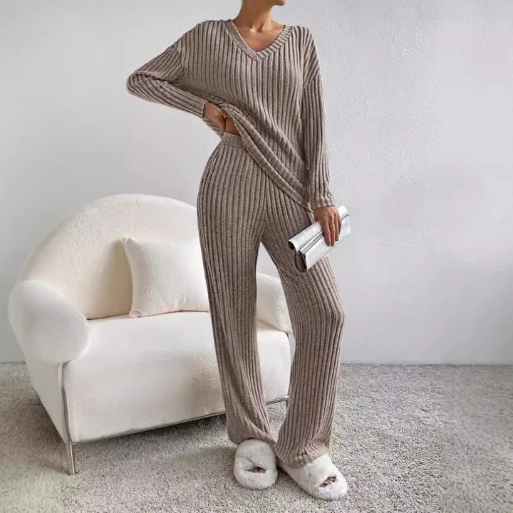 Nyd komforten i dette todelte strikkede sæt til kvinder; ideelt til loungewear.