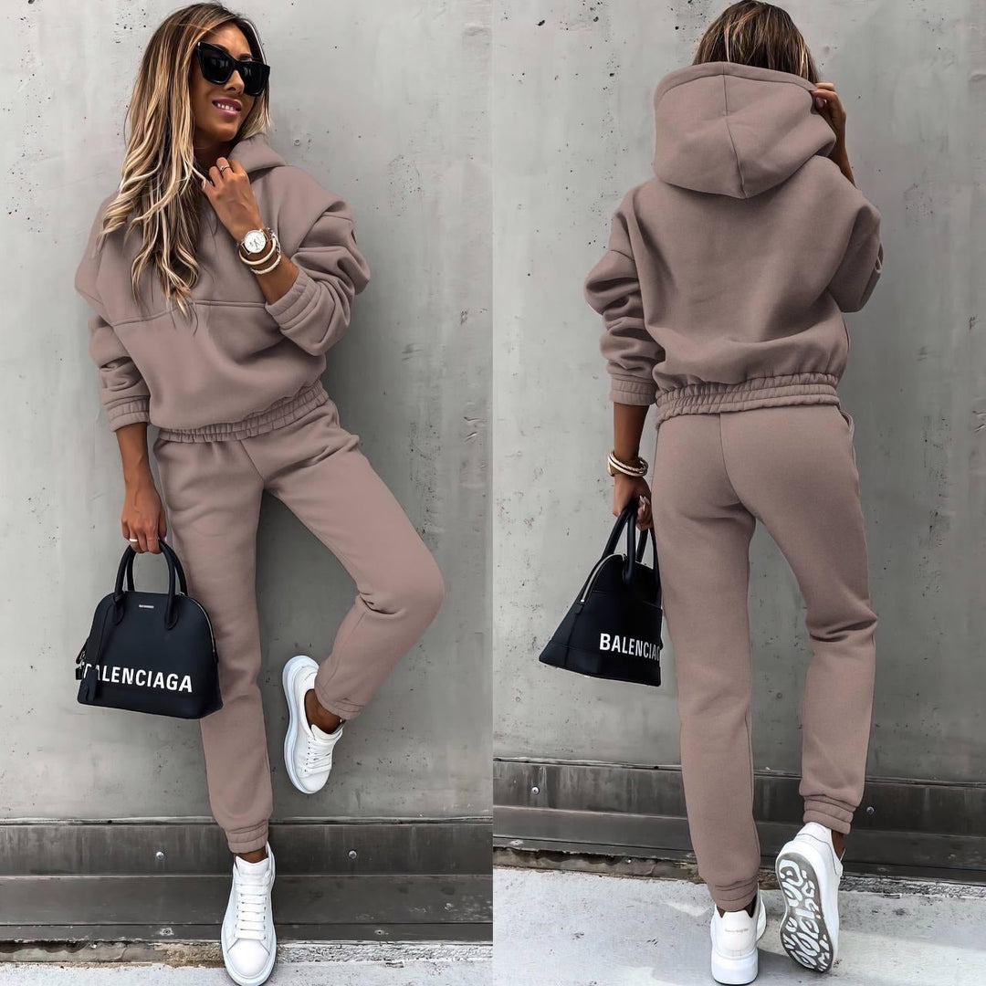 Bagside af kvinders todelte sæt: elegant sweatshirt og komfortable joggingbukser. Perfekt til dansk mode.