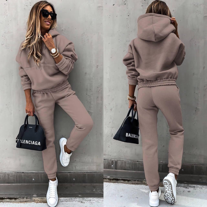 Bagside af kvinders todelte sæt: elegant sweatshirt og komfortable joggingbukser. Perfekt til dansk mode.