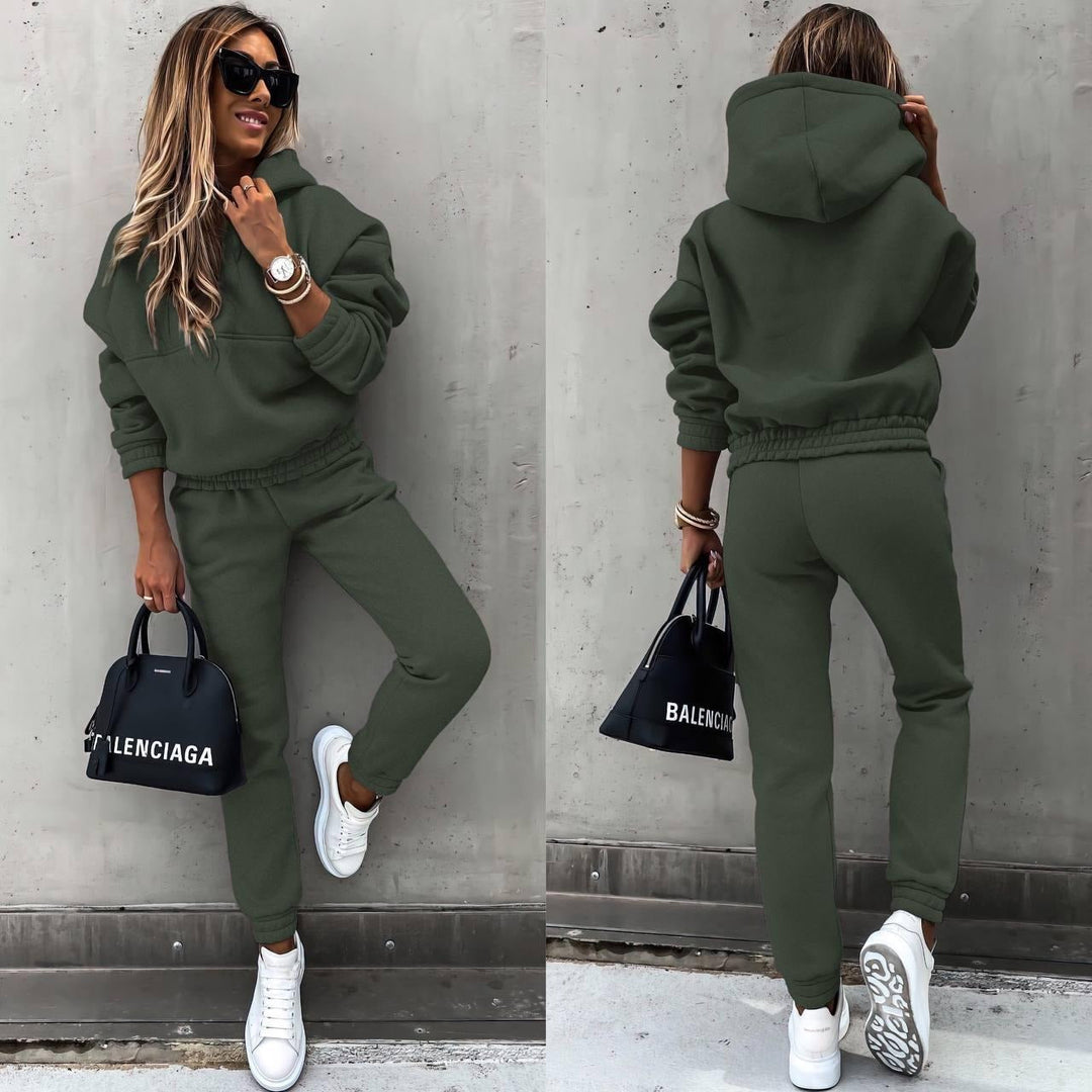 Alsidigt kvinders todelt sæt: sweatshirt og joggingbukser. Ideel til både sporty aktiviteter og ren afslapning.