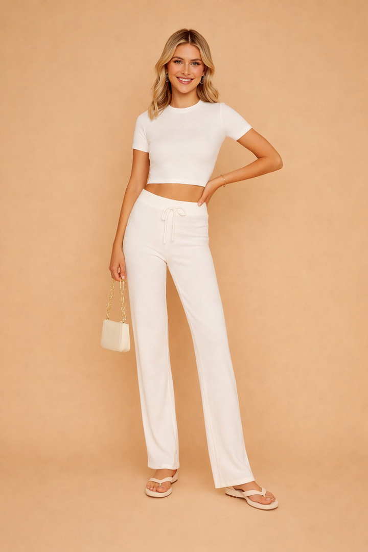Todelt leisure sæt til kvinder med trendy crop top og højtaljede bukser, perfekt til fritid og afslapning.