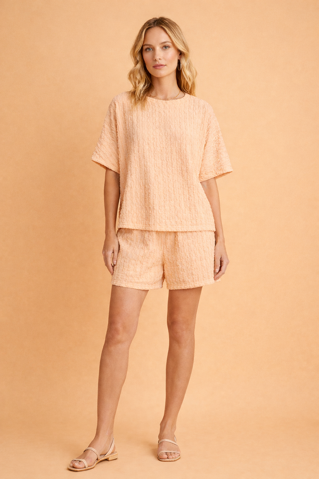 Kvinde iført behageligt todelt sommersæt i beige, udstråler elegant og afslappet sommerstil.
