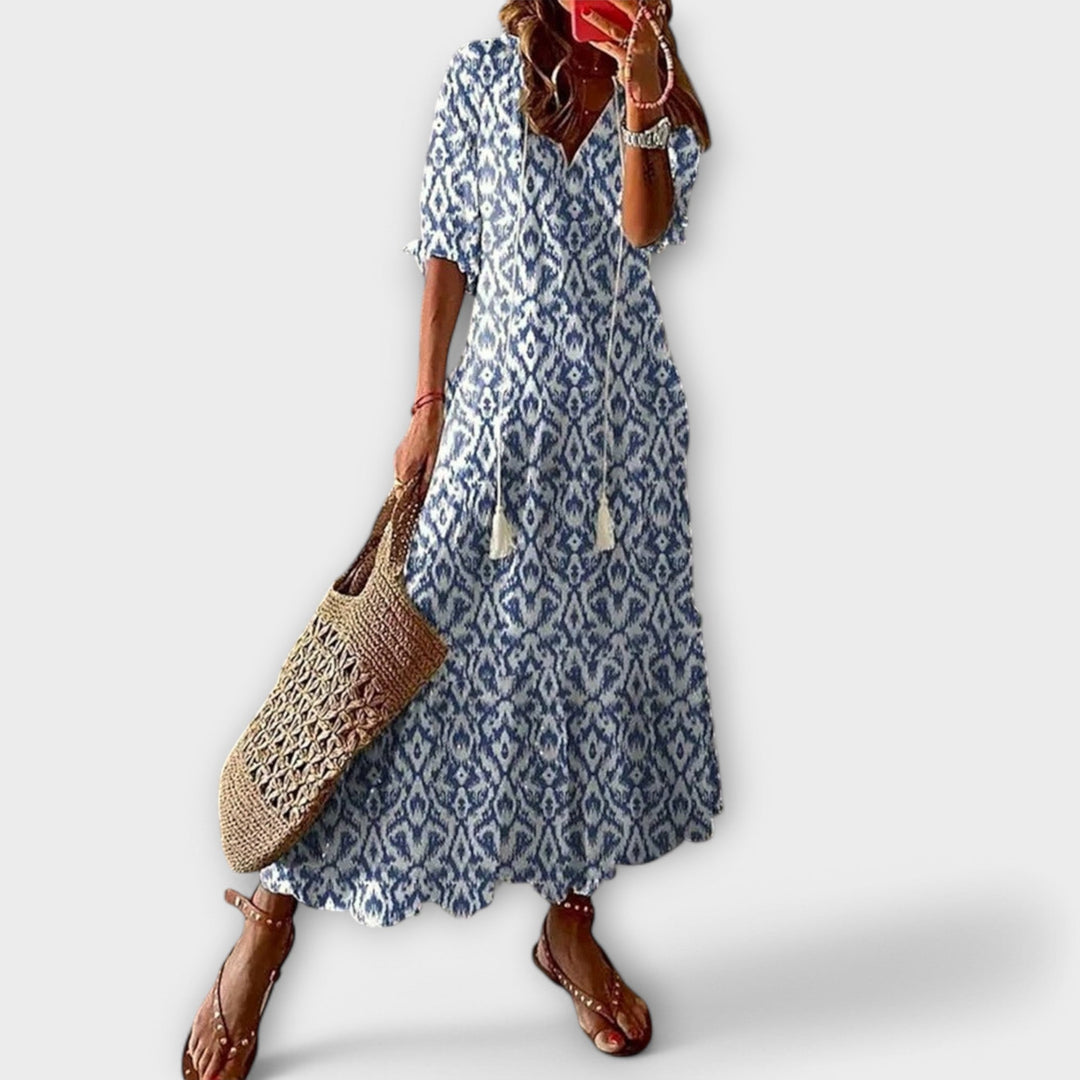 Kvinders afslappede maxikjole med elegant print og løs pasform, perfekt til sommer og hverdag.