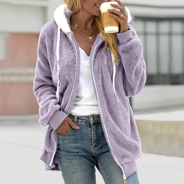Elegant Aria vinterjakke til kvinder. Varm, casual damejakke med luksuriøs plyshætte, perfekt til vinter.