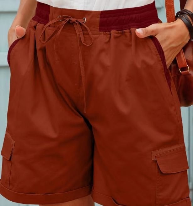 Trendy dame sommershorts med høj talje. Moderne casual shorts for et behageligt sommeroutfit.