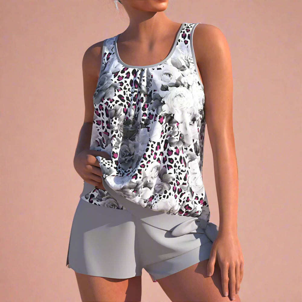 Elegant og afslappet kvinders sommersæt med blomstret mønster. Komfortabelt top- og shorts-outfit til stranden.