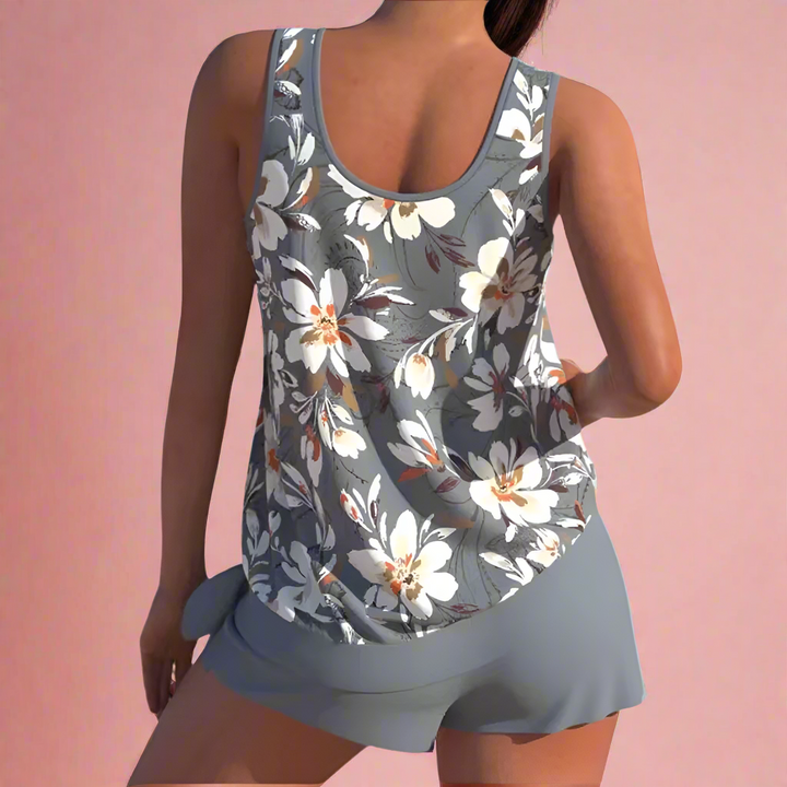 Løs pasform blomstret kvinders sommersæt. Elegant top og shorts outfit perfekt til varme sommerdage og ferier.