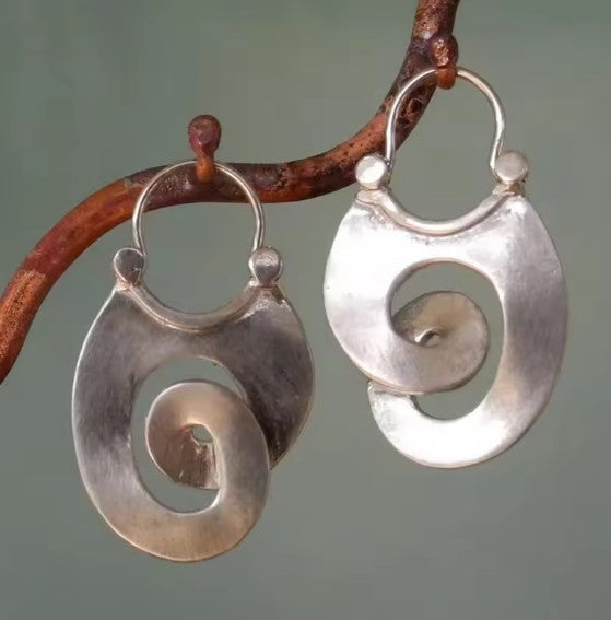 Kvinders boheme sølv spiraløreringe med organisk design. Naturinspirerede statement øreringe til hverdag.