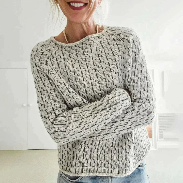 Kvinders elegant grå sweater med stilfuld bådudskæring. Strikket, langærmet for hverdagsbrug.