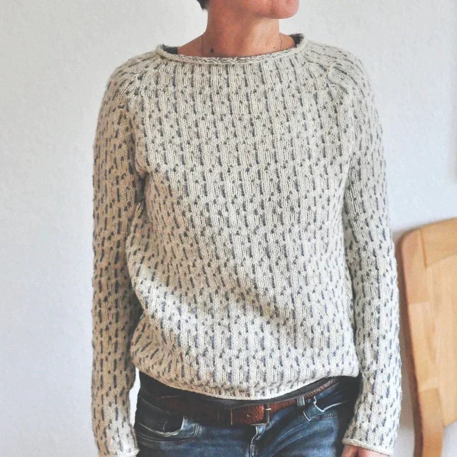 Komfortabel kvinders grå striksweater med elegant bådudskæring. Perfekt til mode og hverdagsbrug.