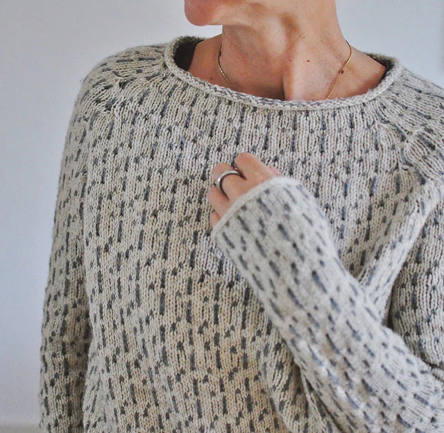Stilfuld grå langærmet sweater til kvinder, med unik bådudskæring og blødt strik. Elegant mode.