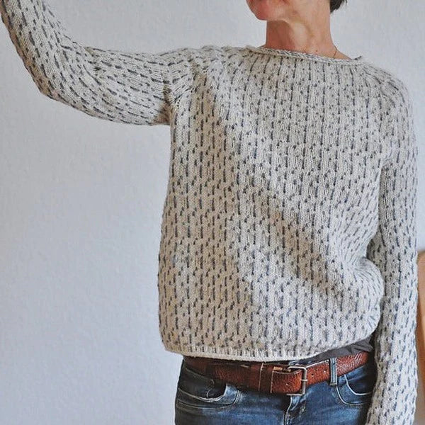 Elegant grå kvinders sweater med bådudskæring. Komfortabel og stilfuld strik til alle dage.