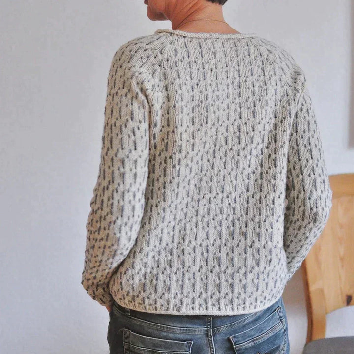 Kvinders mode: Grå striksweater med elegant bådudskæring. Langærmet og komfortabel til hverdagsbrug.