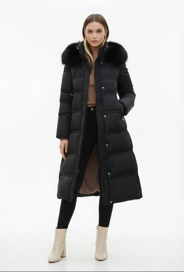 Model iført Maya vinterfrakke: lang puffer jakke til kvinder, kombinerer stilfuld fashion og komfortabel varme.