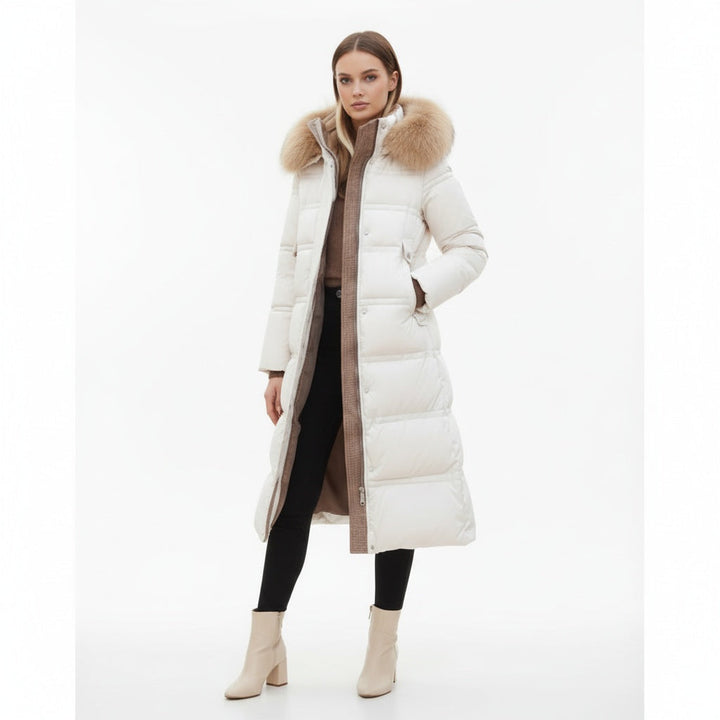 Elegant kvinders Maya vinterfrakke set bagfra, en lang, varm puffer jakke der sikrer både stil og varme.