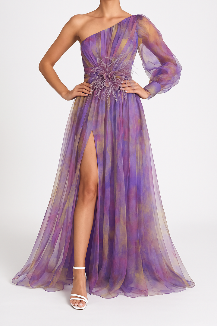 Kvinders elegante asymmetriske maxikjole med farverigt mønster, slids og one-shoulder design.