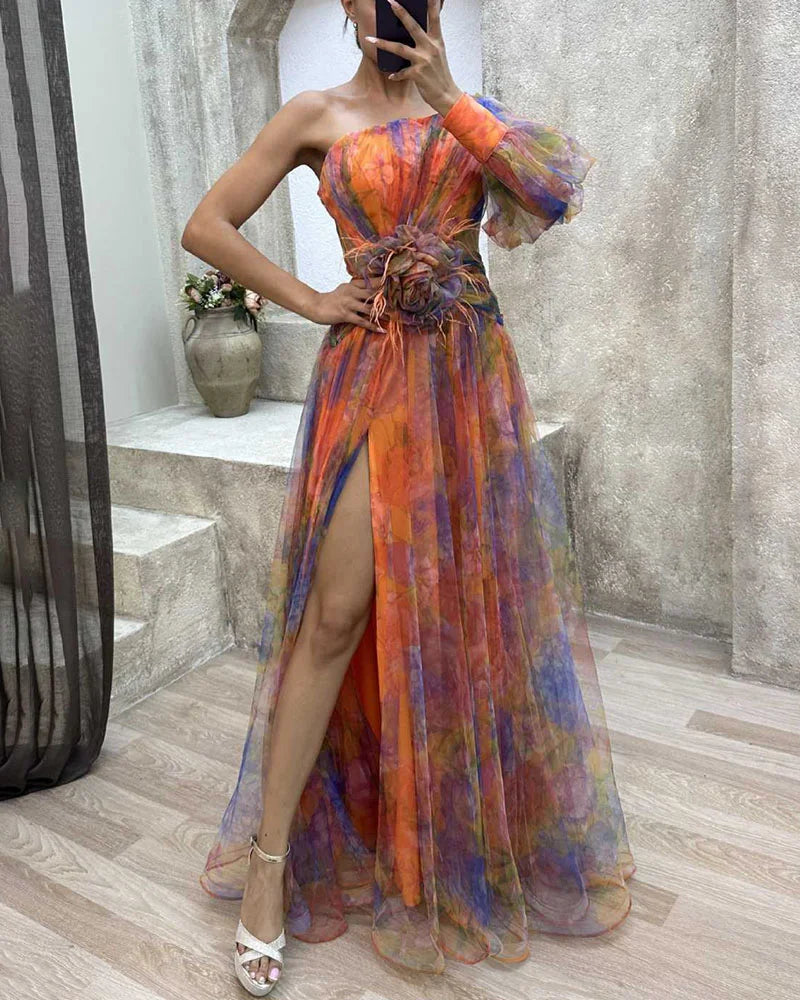 Lang sommerkjole: Elegant asymmetrisk maxikjole til kvinder med mønster, slids og one-shoulder. Farverig mode.
