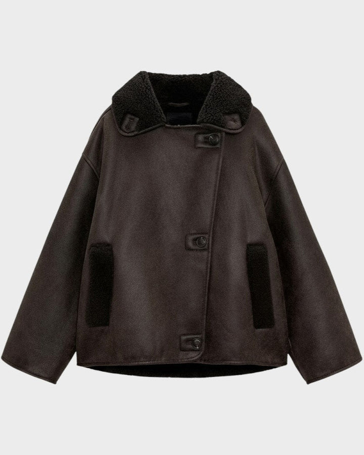 Komfortabel og elegant kunstlæderjakke til kvinder. Perfekt som stilfuldt overtøj i efteråret og vinteren.