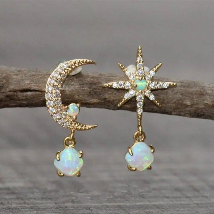 Elegante kvinders øreringe i guld med måne, stjerne og opal. Smukke dingle øreringe, perfekt til fest.