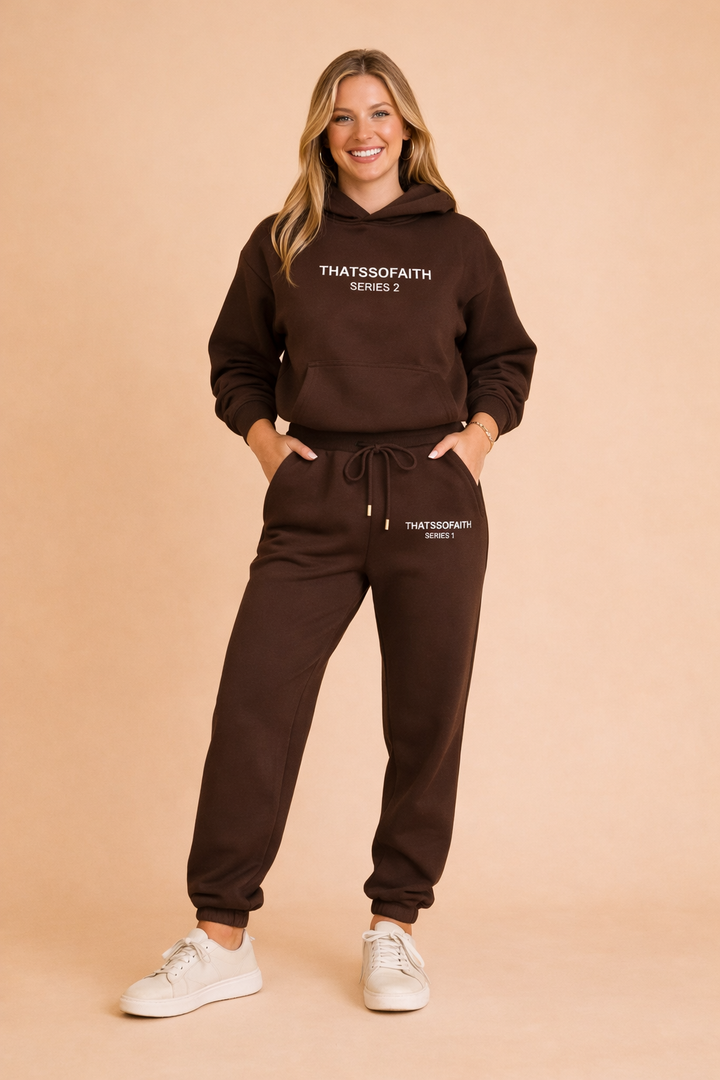Stilfuldt sort kvinders sweatshirt og buksesæt. Moderne, afslappet tøj perfekt til komfort og hverdag.