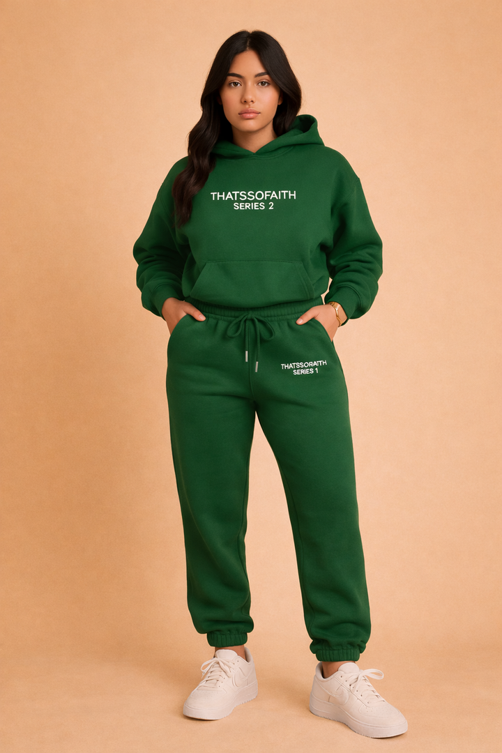 Kaffebrunt kvinders todelt sæt: Sweatshirt og bukser, perfekt som komfortabelt og moderne hverdagstøj.