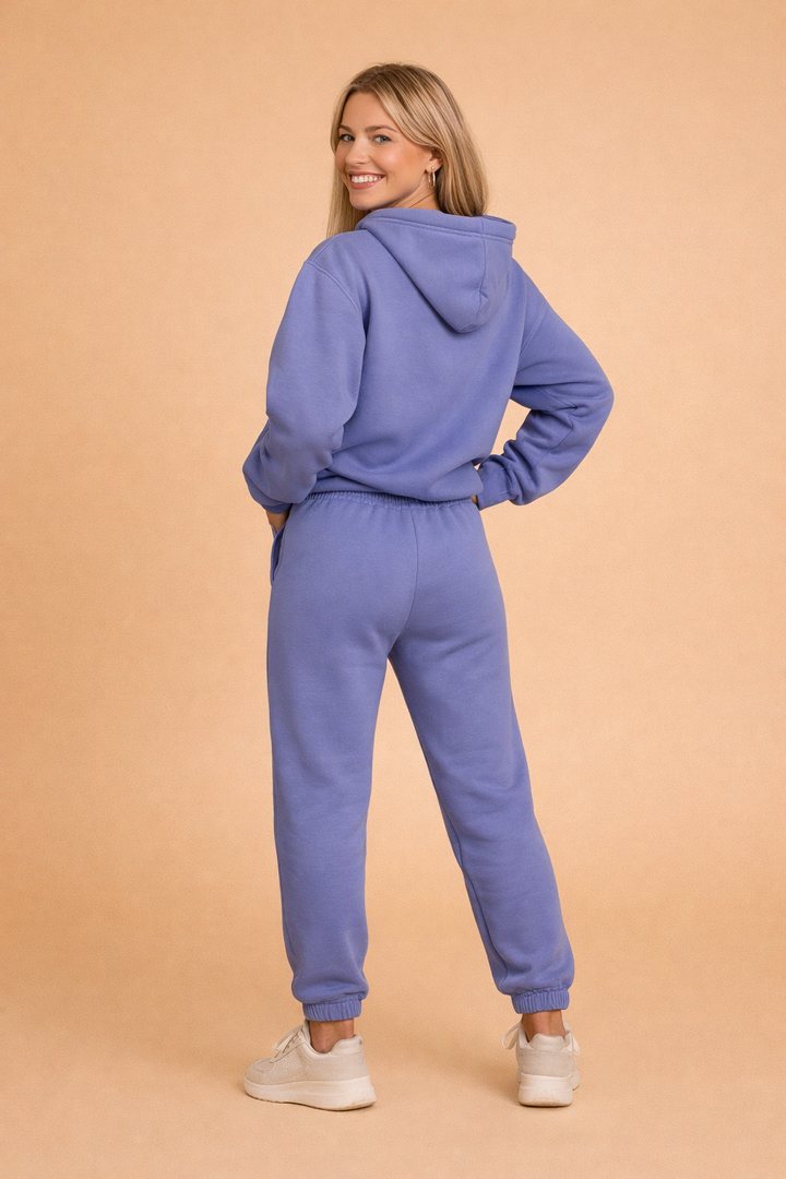 Komfortabelt kvinders sweatshirt sæt. Todelt tøj med matchende bukser til afslappet brug eller loungewear.