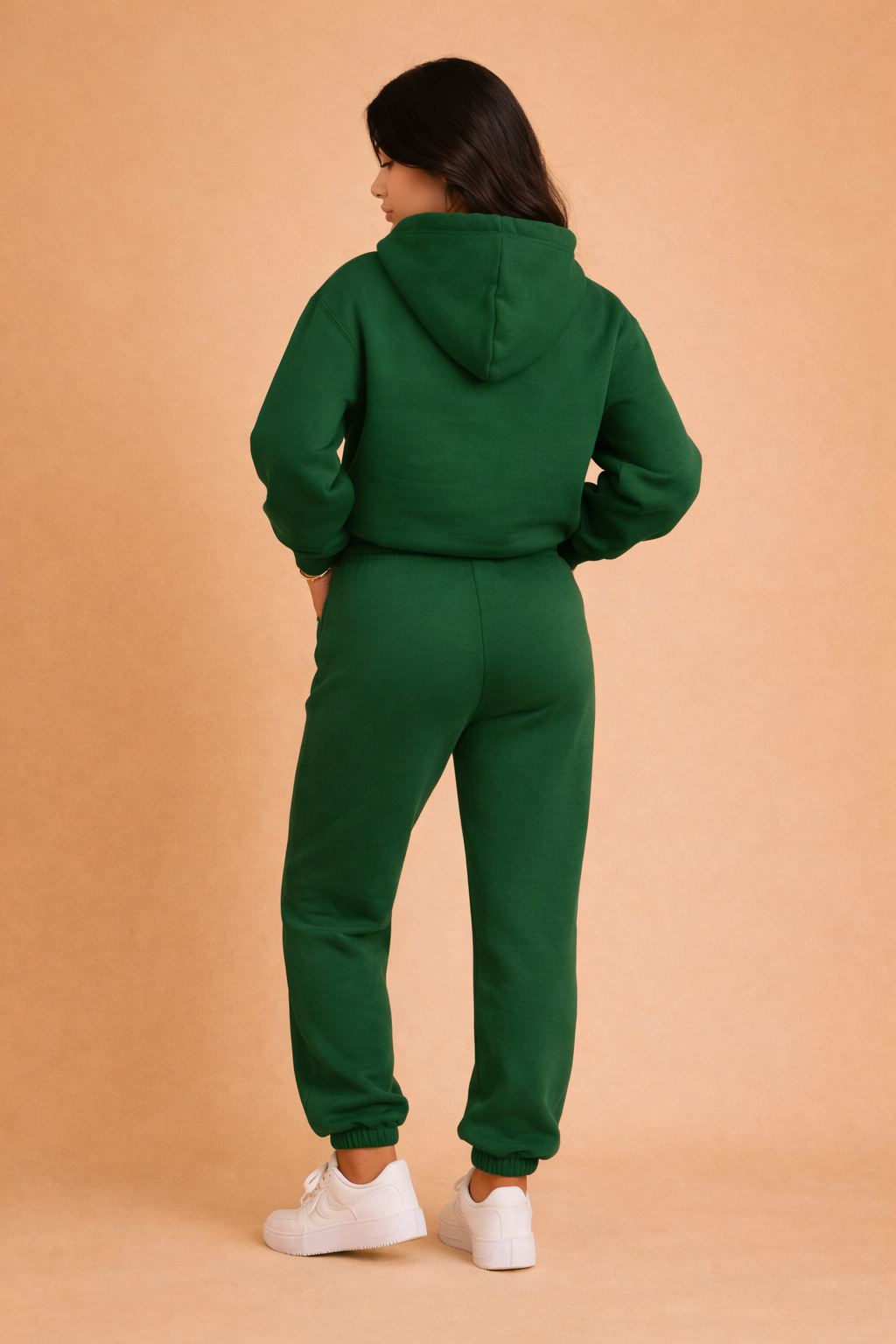 Alsidigt kvinders sæt: Komfortabelt todelt sweatshirt og bukser til hjemmebrug eller en hyggelig dag ude.