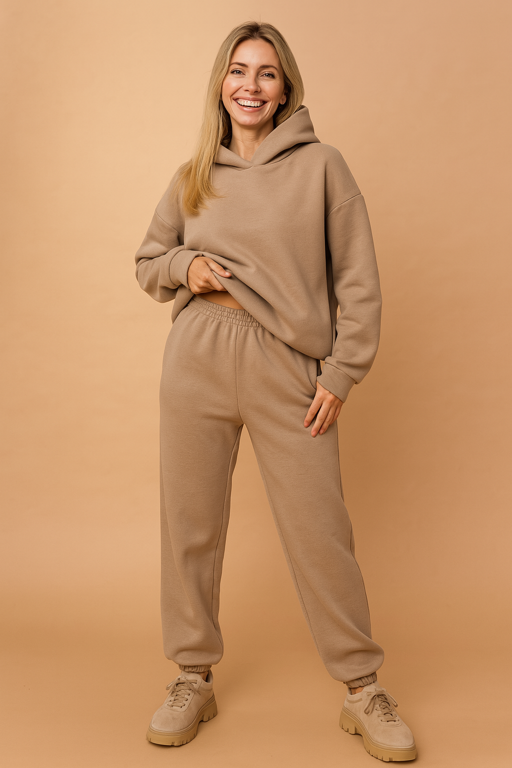 Sporty todelt sæt for kvinder, bestående af en moderne hættetrøje og bløde joggingbukser til hverdagen.