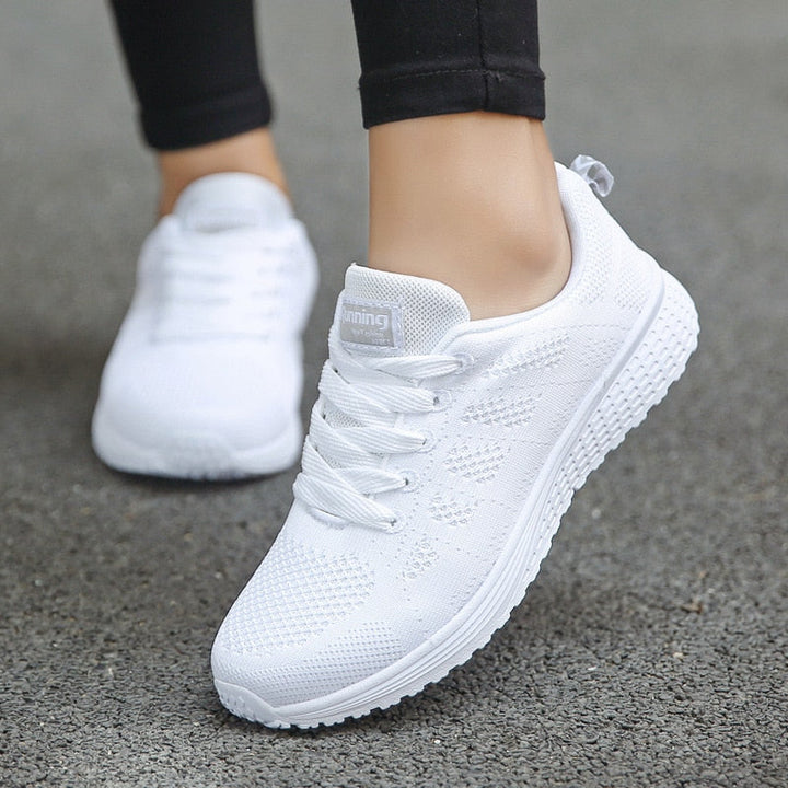 Kvinders letvægts sneakers; stilfulde, komfortable til hverdagsbrug. Moderne fodtøj for sporty chic.