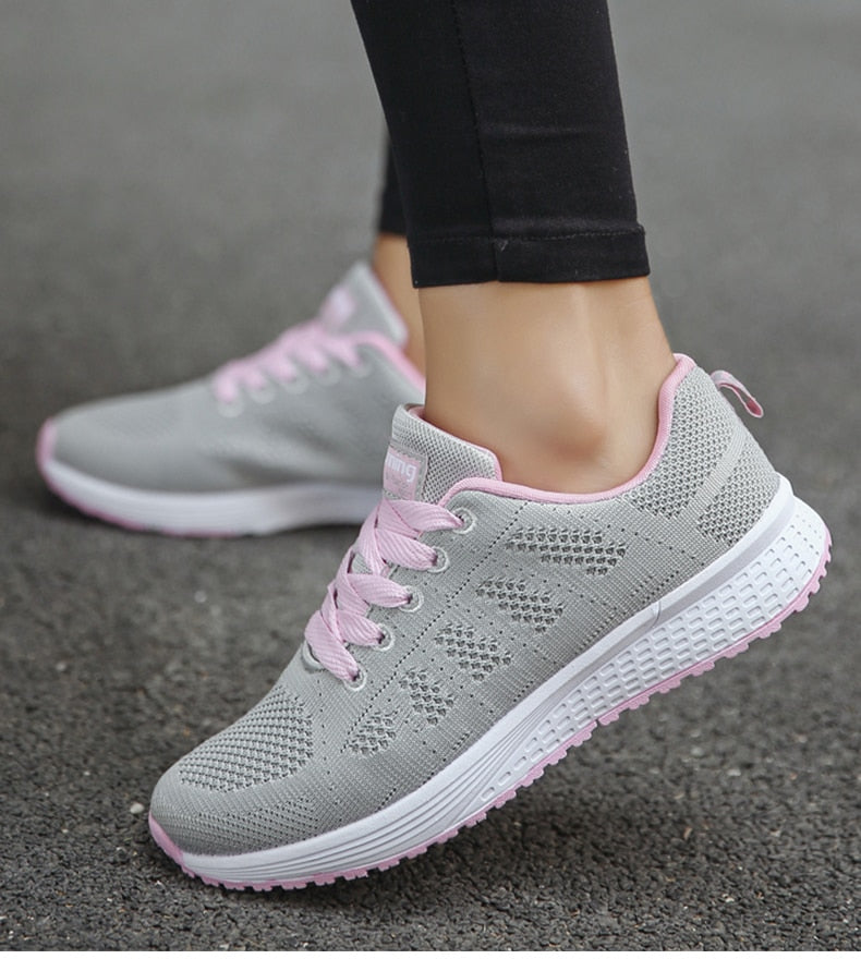 Minimalistiske og stilfulde letvægts sneakers til kvinder; moderne fodtøj for komfort.